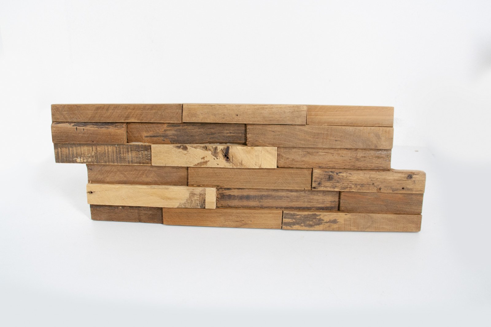 3D Wandpaneel van gerecycled teakhout met natuurlijke kleurnuances en reliëf in een sfeervolle woonkamer. - view 3