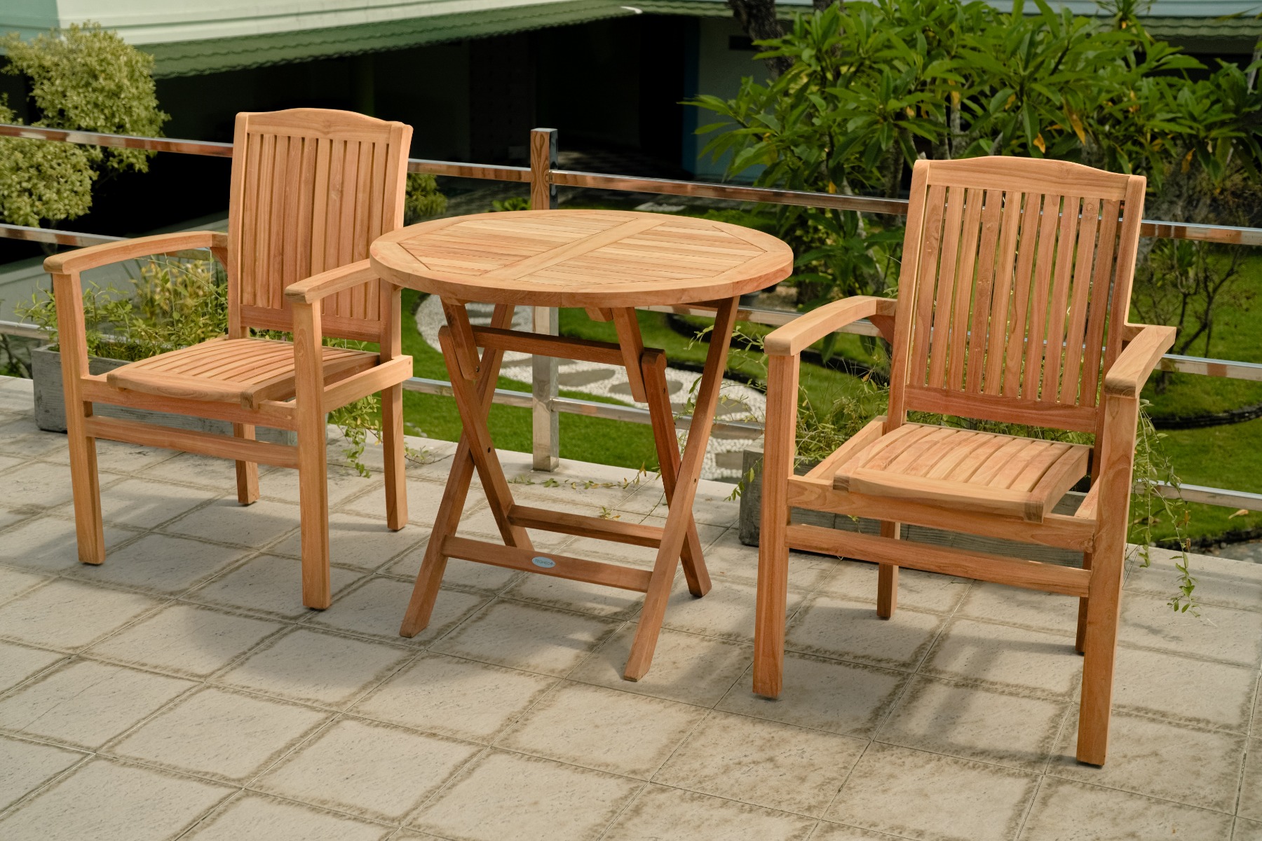 Twee teakhouten, stapelbare Ibiza tuinstoelen staan naast een vierkante, deels ingeklapte teakhouten tuintafel op een zonnig terras. - alternate view
