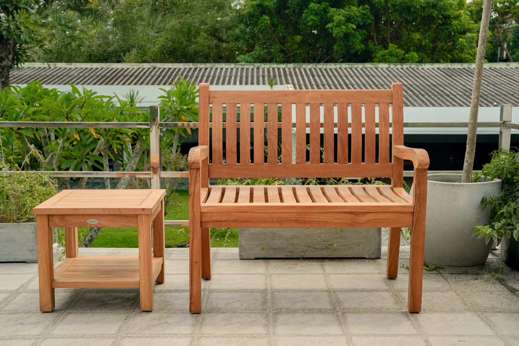 Teakea Teakhouten Tuinset met 2-persoons Beaufort tuinbank en vierkante bijzettafel met onderblad – compacte en stijlvolle set van teak - alternate view