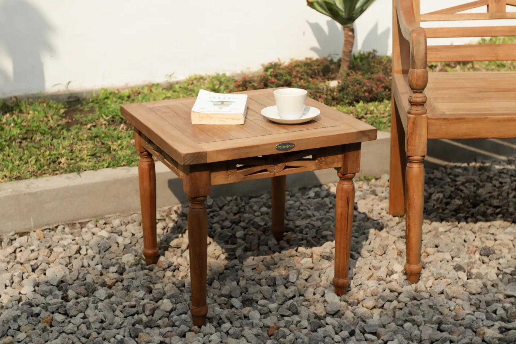 Vierkante Teak Bijzettafel + Massief Teakhout + Gesneden Ornamenten en Gedraaide Poten + Tuin- of Terrasomgeving. - alternate view