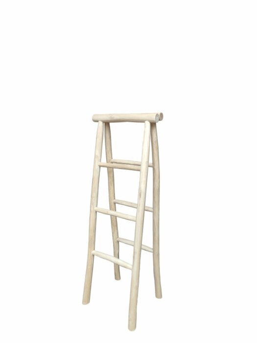 Vouwbare teakhouten decoratieladder met white oiled afwerking tegen wand - view 3
