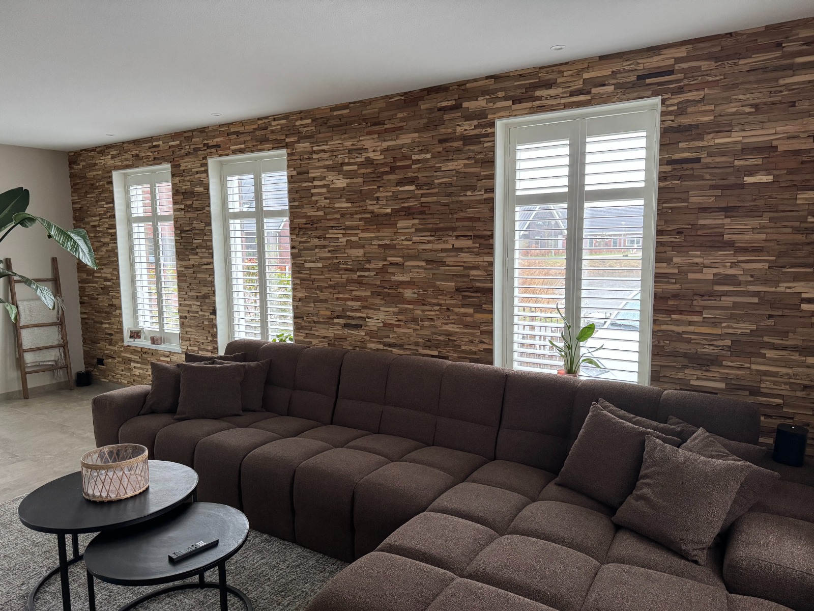 3D Wandpaneel van gerecycled teakhout met natuurlijke kleurnuances en reliëf in een sfeervolle woonkamer. - view 4