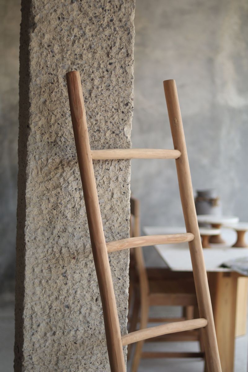 Naturel teak decoratieladder met doek over de spoort, tot 25 kg per spoort belastbaar - alternate view