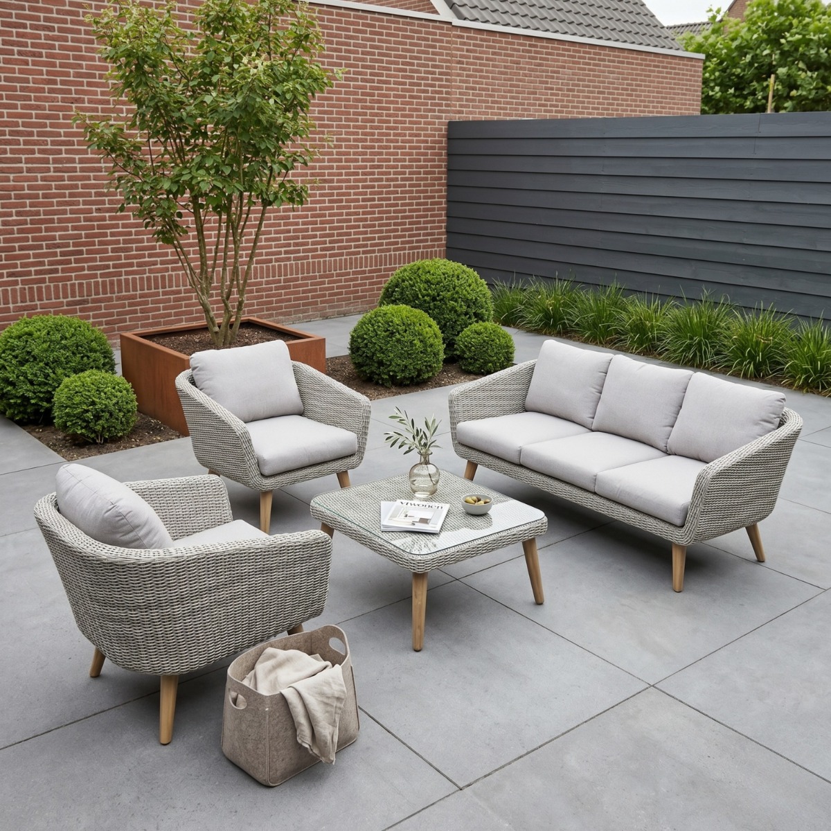 Teakea Eelde loungeset 4-delig met 3-zits bank, twee fauteuils en glazen salontafel in natural white grey wicker met acacia poten en lichtgrijze kussens - alternate view