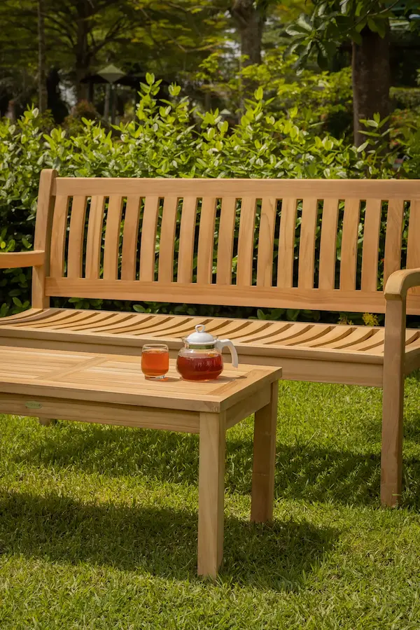 Drie-persoons Teakea Beaufort tuinbank van hoogwaardig plantage teakhout met een natuurlijke afwerking, voorzien van comfortabele armleuningen en een ergonomisch ontworpen geronde zitting en rugleuning. De afmetingen van de bank zijn 150x50x92 cm, ideaal  - alternate view
