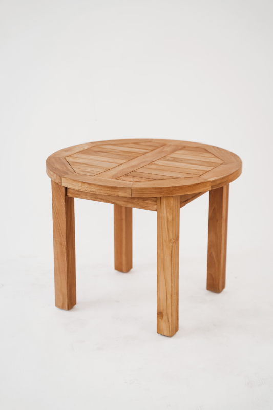Rond teakhouten tuin bijzettafeltje met een diameter van 60 cm en een hoogte van 45 cm. Dit elegante tafeltje is gemaakt van hoogwaardig teakhout, bekend om zijn duurzaamheid en natuurlijke weerbestendigheid. Het heeft een gladde afwerking met een rijke,  - alternate view