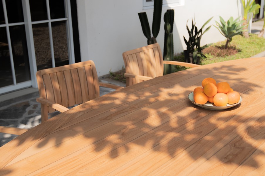 Teak tuinset Amara met ovalen tuintafel 260x110 cm met spinpoot en 6 stapelbare teak tuinstoelen op terras. - view 4