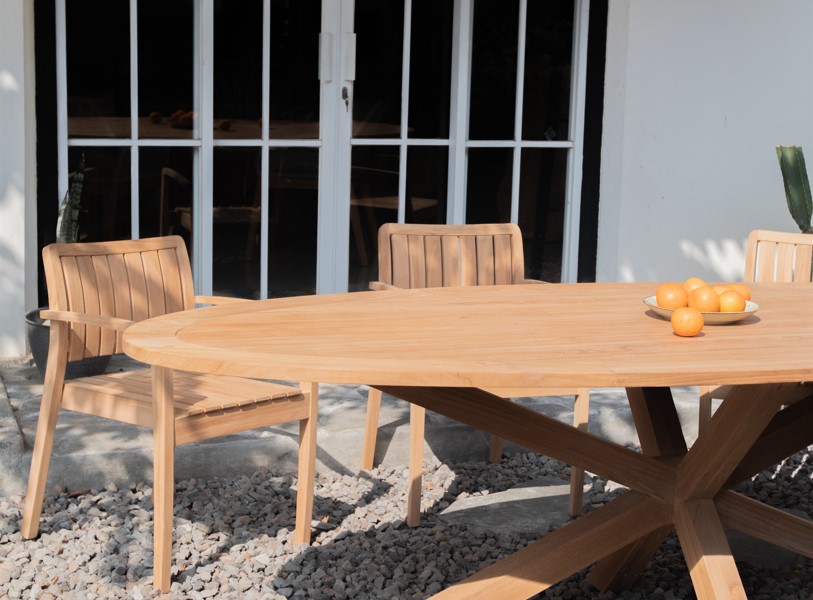 Teak tuinset Amara met ovalen tuintafel 260x110 cm met spinpoot en 6 stapelbare teak tuinstoelen op terras. - view 3