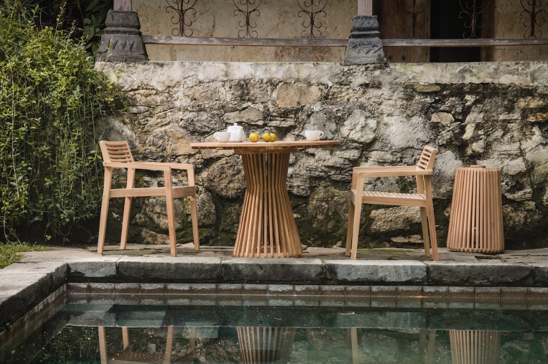 Laras vaste teakhouten tuinstoel met armleuningen – modern en minimalistisch design voor buiten - alternate view