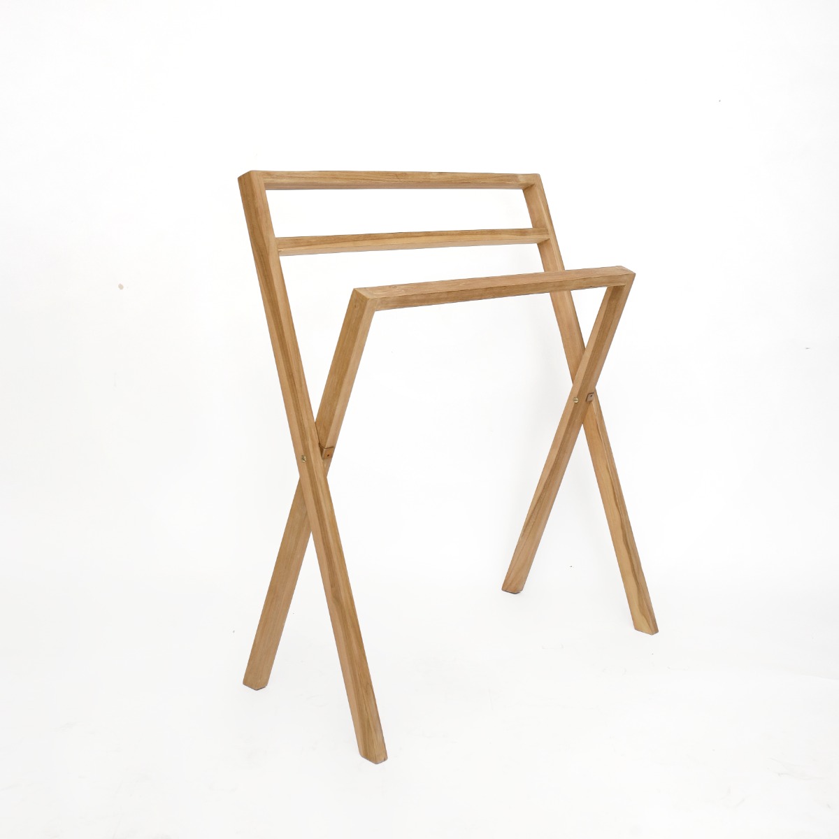 Vrijstaand inklapbaar handdoekrek van teak hout in een moderne Scandinavische badkamer met een witte handdoek, houten wastafelmeubel en ronde spiegel - alternate view