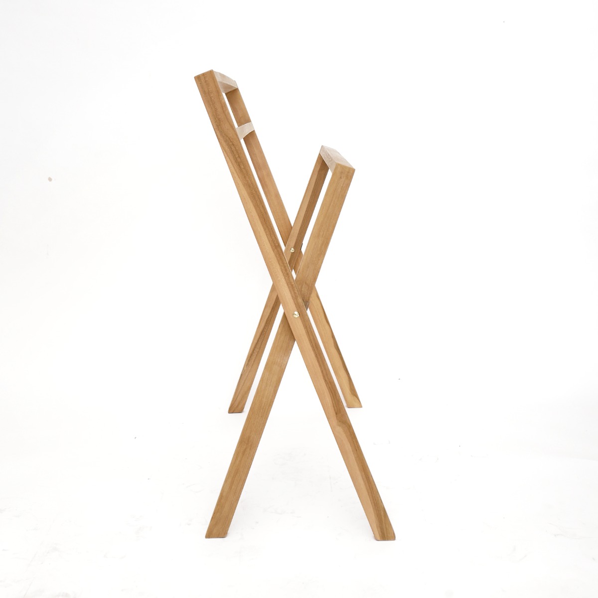 Vrijstaand inklapbaar handdoekrek van teak hout in een moderne Scandinavische badkamer met een witte handdoek, houten wastafelmeubel en ronde spiegel - view 3