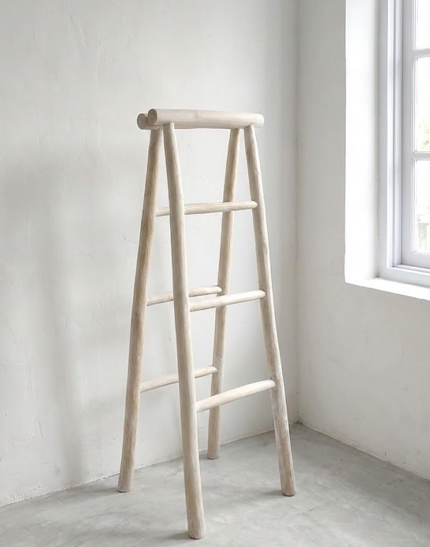 Vouwbare teakhouten decoratieladder met white oiled afwerking tegen wand - alternate view