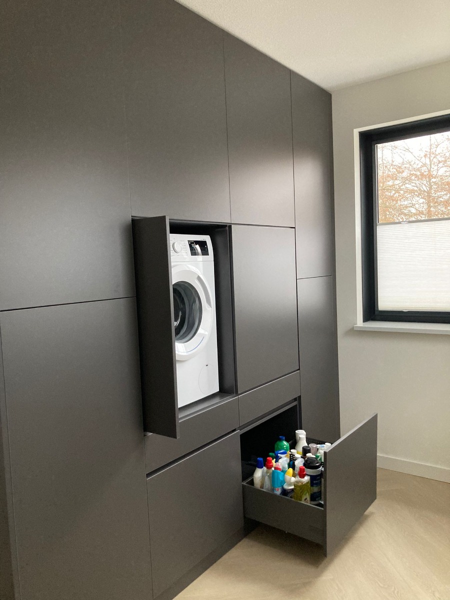 De Wasmachine Wandkast Maatwerk Meubel, Model Tonny, is het toonbeeld van innovatieve opbergoplossingen, speciaal ontworpen voor de moderne wasruimte - alternate view