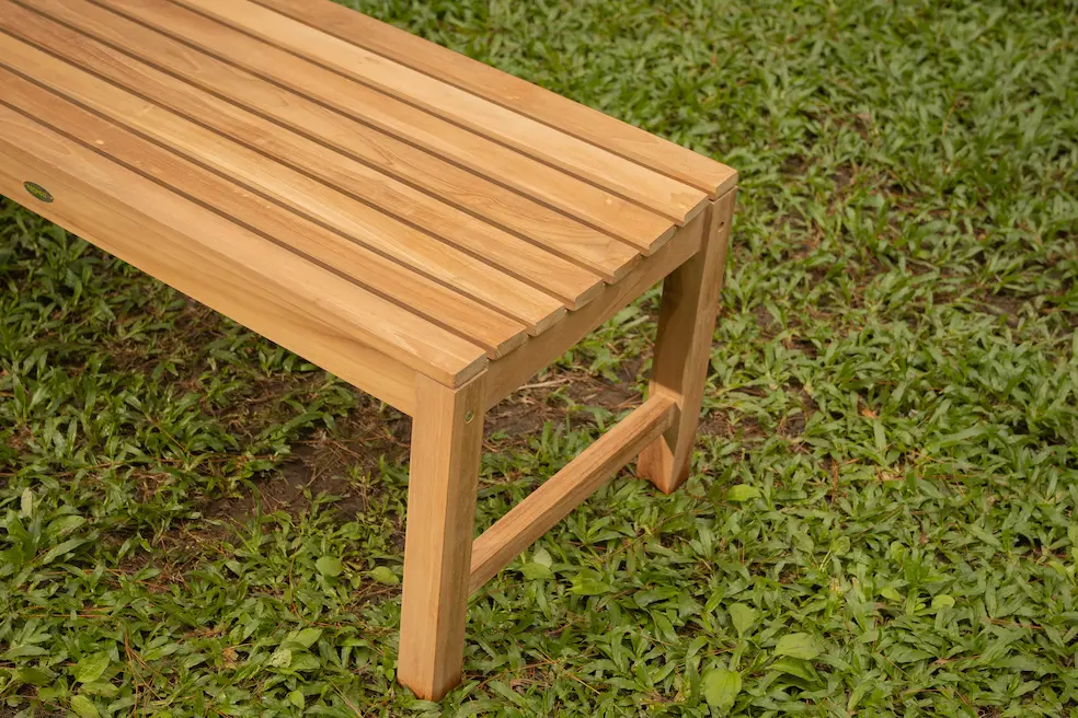 Slater teak tennisbank gebruikt als tafelbank in tuin of bij een tuintafel - view 3