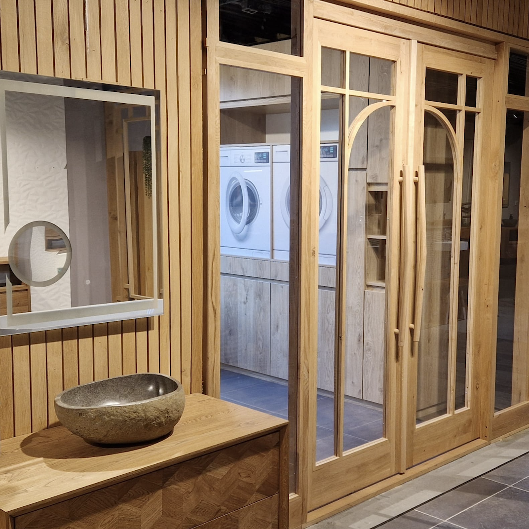 Houten badkamermeubel met natuurstenen waskom en houten maatwerkdeuren