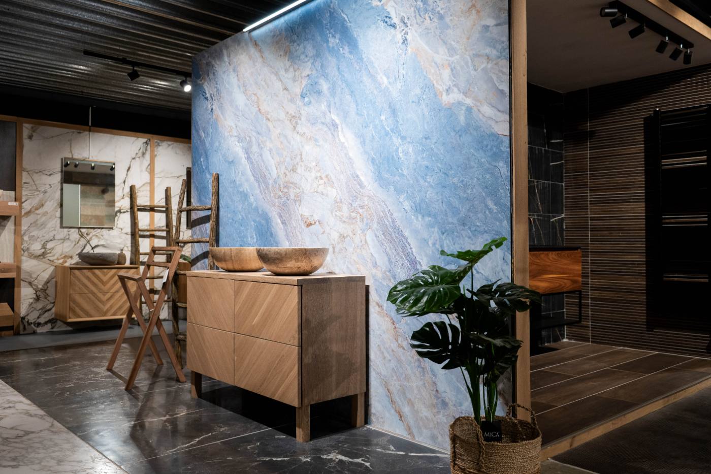 Houten badkamermeubels en interieurmaterialen naast elkaar in de Teakea showroom