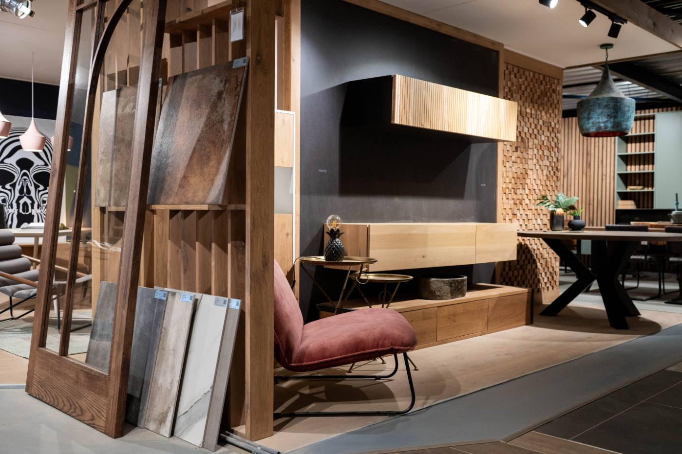 Massief eiken maatwerkmeubels in de showroom van Teakea in Tolbert
