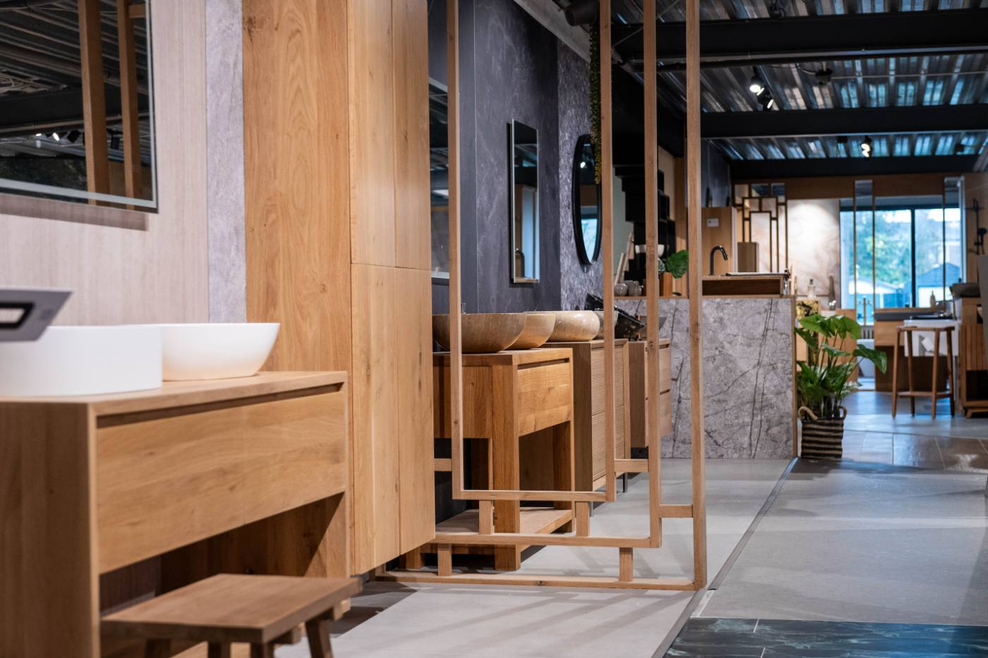 Massief eiken badkamermeubels in de showroom van Teakea in Tolbert